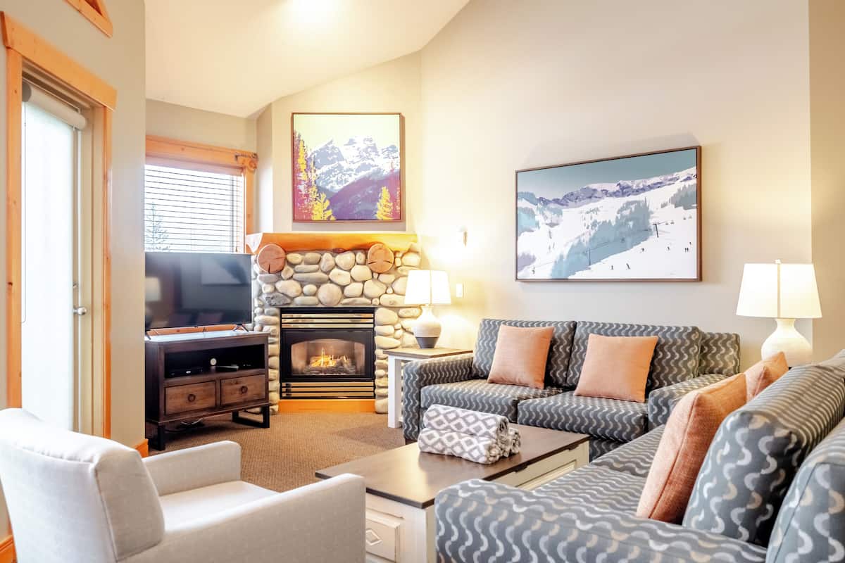 Condo, 2 Bedrooms, Kitchen | Living area | 40-cm TV with cable channels, fireplace, DVD player