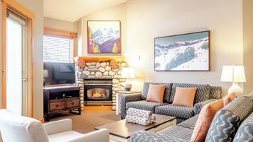 Lejlighed - 2 soveværelser - køkken | Opholdsområde | 40-centimeters tv med kabelkanaler, pejs, dvd-afspiller