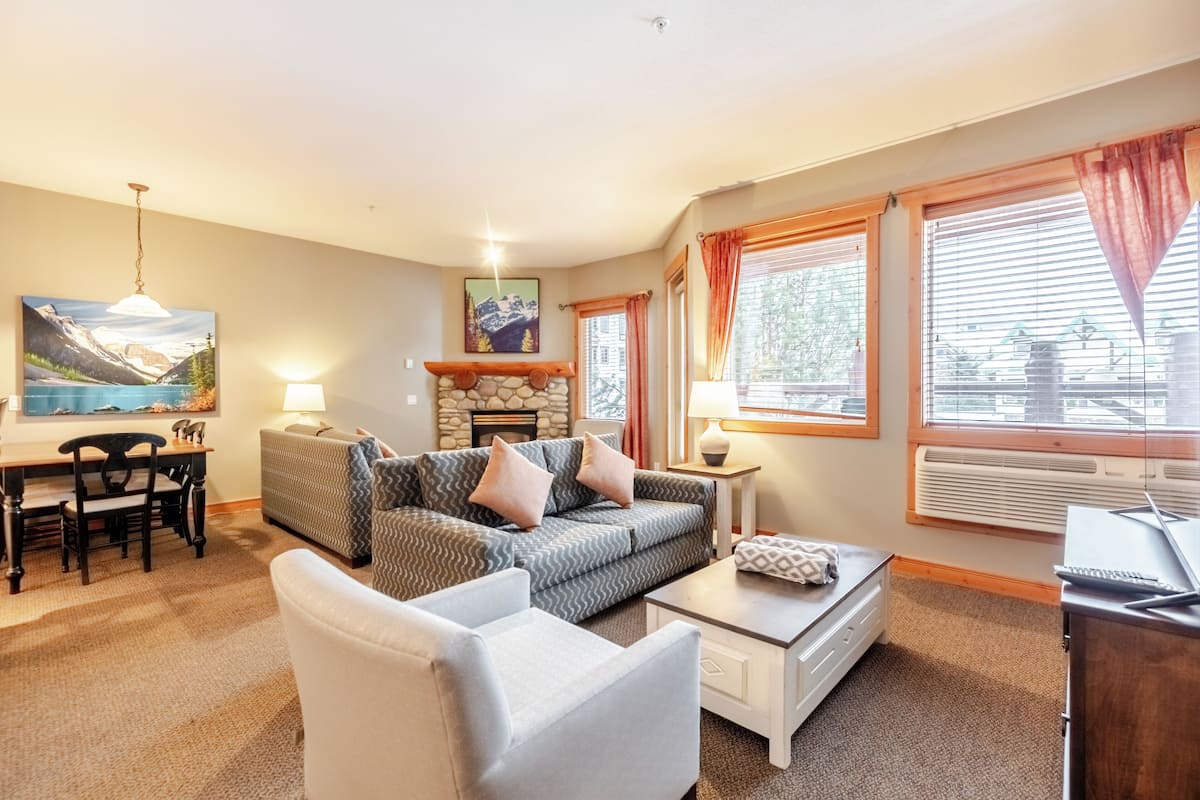 Condo, 1 Bedroom, Kitchen | Living area | 40-cm TV with cable channels, fireplace, DVD player