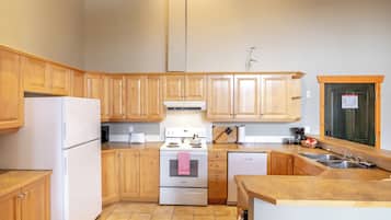 Lejlighed - 2 soveværelser - køkken | Privat køkken | Køleskab/fryser i fuld størrelse, mikrobølgeovn, ovn, kogeplade