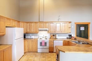 Appartamento, 2 camere da letto, cucina | Cucina privata | Frigorifero con congelatore, microonde, forno, piano cottura