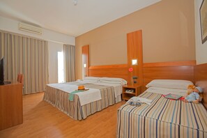 Desk, free cots/infant beds, WiFi, bed sheets - Hotel O7 Alea  (Illes Balears)