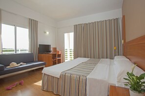 Escritorio, cunas gratuitas, wifi y ropa de cama