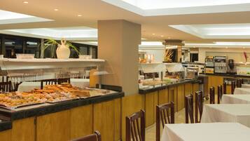 S'hi serveixen plats de cuina internacional