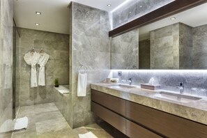 Shower, free toiletries, hair dryer, slippers - Fraser Place Anthill Istanbul (Istanbul)