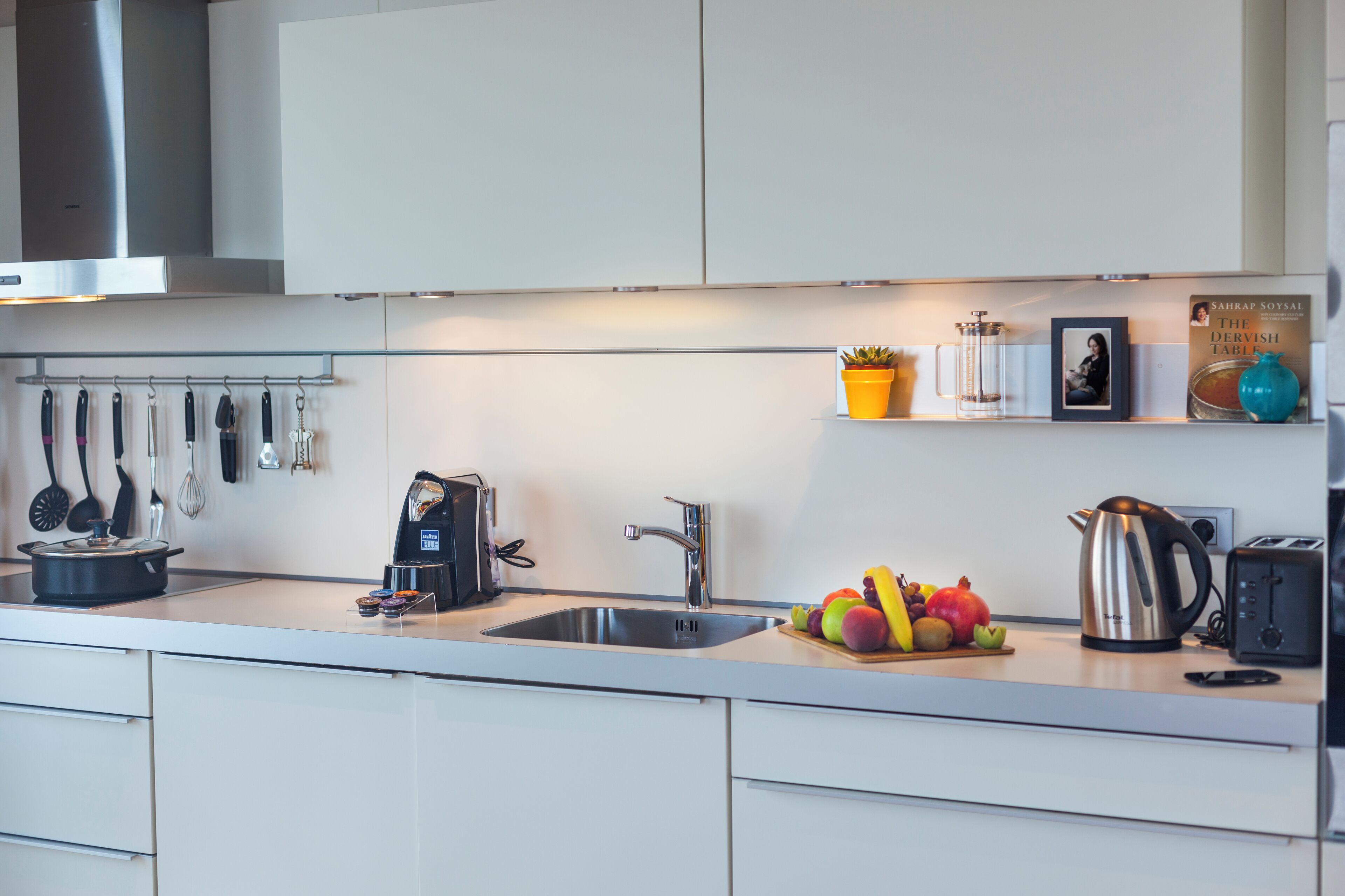 deluxe room, 2 bedrooms | private kitchen | full-sized fridge, microwave, oven, dishwasher