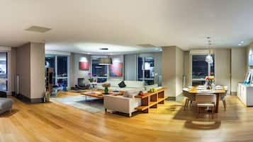 Caja de seguridad en la habitación, muebles diferentes y escritorio