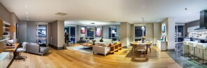 Penthouse - 4 sovrum | Värdeförvaringsskåp på rummet, unika möbler och skrivbord