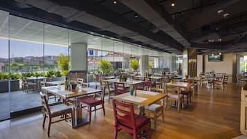 Desayuno buffet diario (EUR 10 por persona)