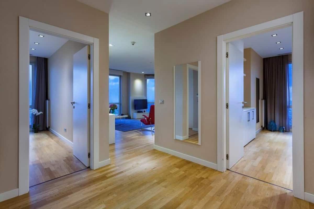 Caja de seguridad en la habitación, muebles diferentes y escritorio
