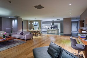 Caja de seguridad en la habitación, muebles diferentes y escritorio 