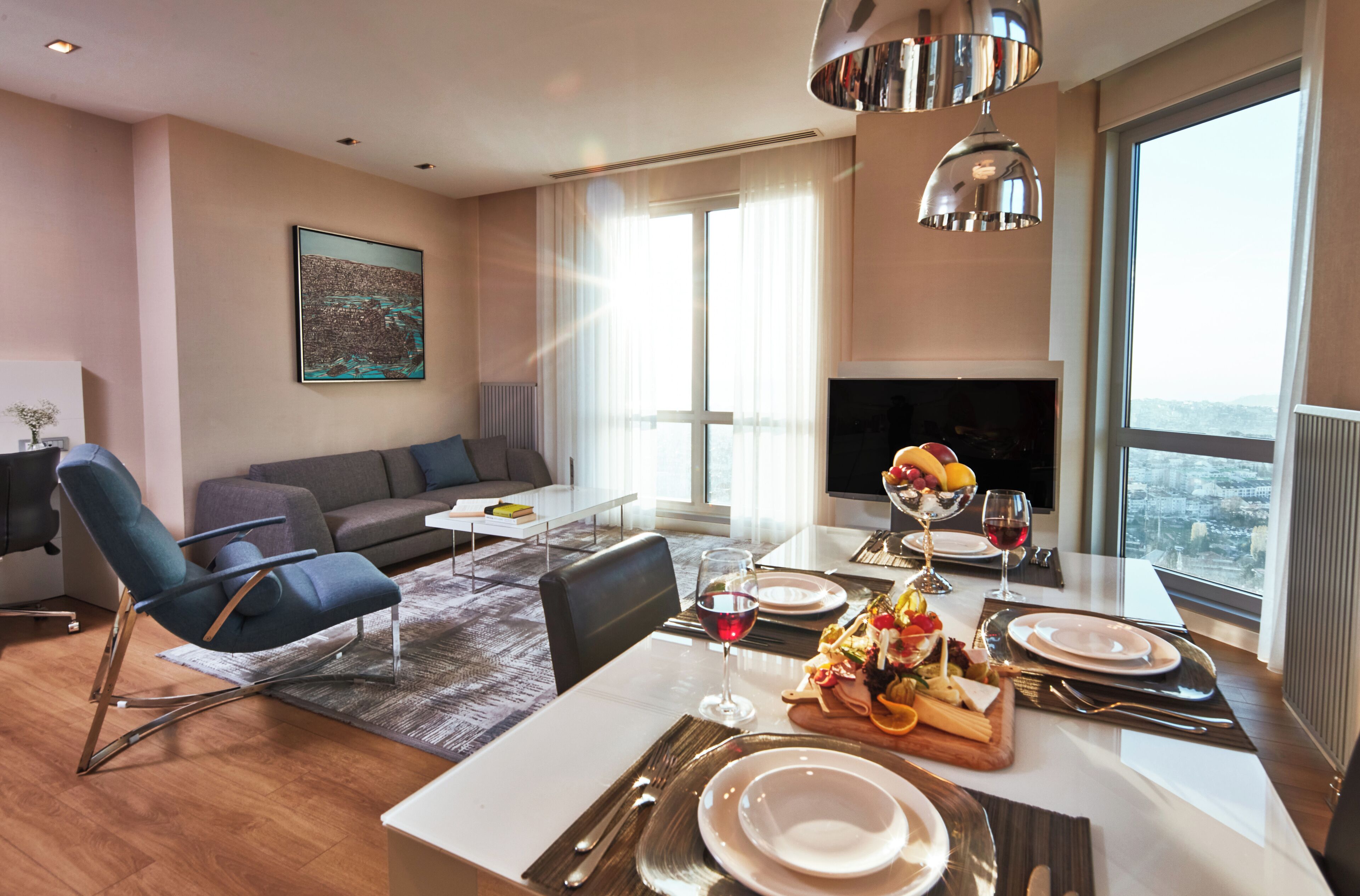 Caja de seguridad en la habitación, muebles diferentes y escritorio 