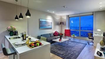 Caja de seguridad en la habitación, muebles diferentes y escritorio