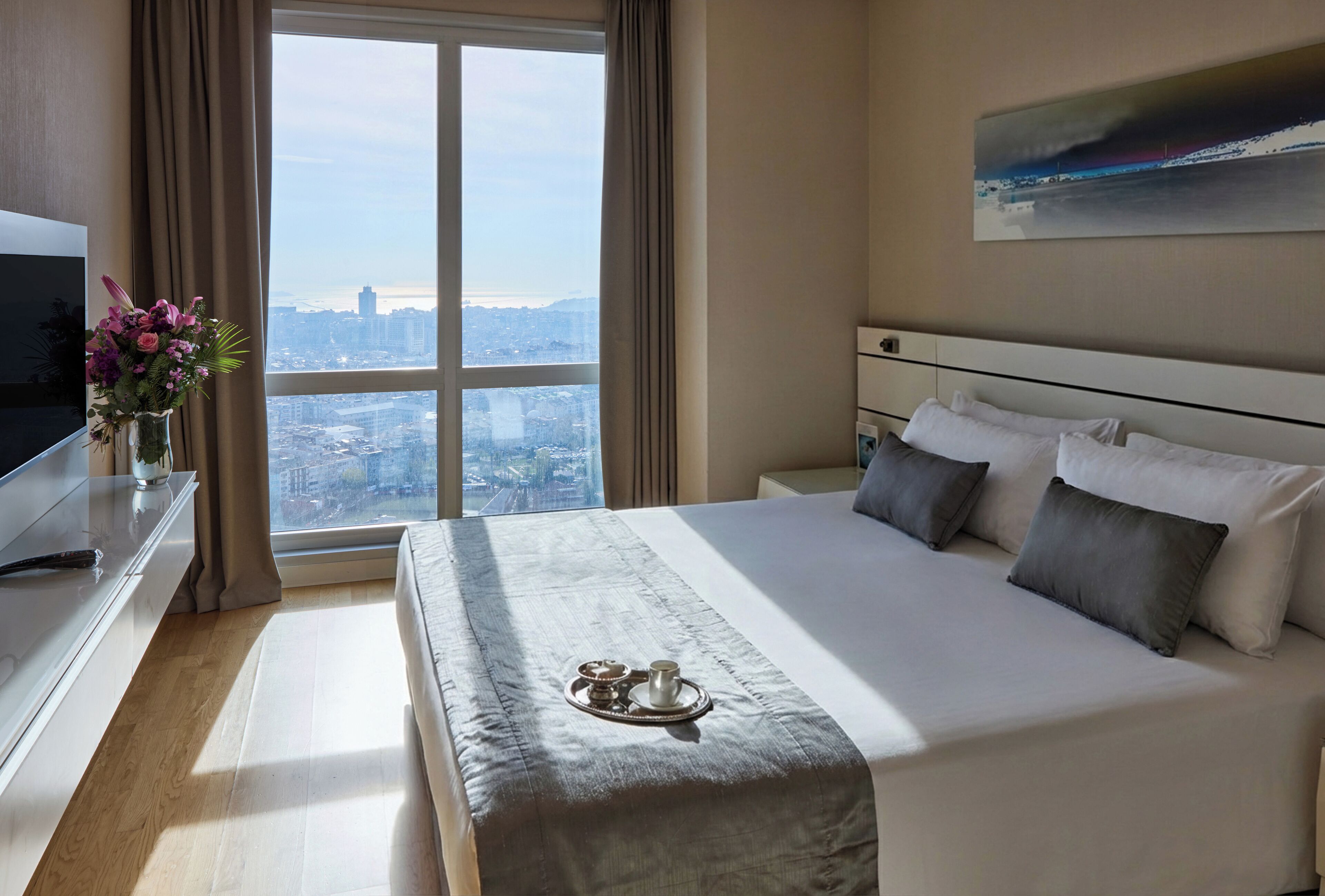 Caja de seguridad en la habitación, muebles diferentes y escritorio 