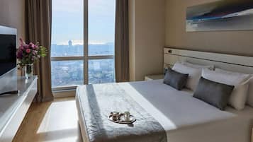 Caja de seguridad en la habitación, muebles diferentes y escritorio