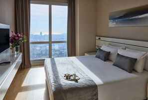 Rom – premier, 1 soverom | Safe på rommet, individuelt innredet, skrivebord og blendingsgardiner