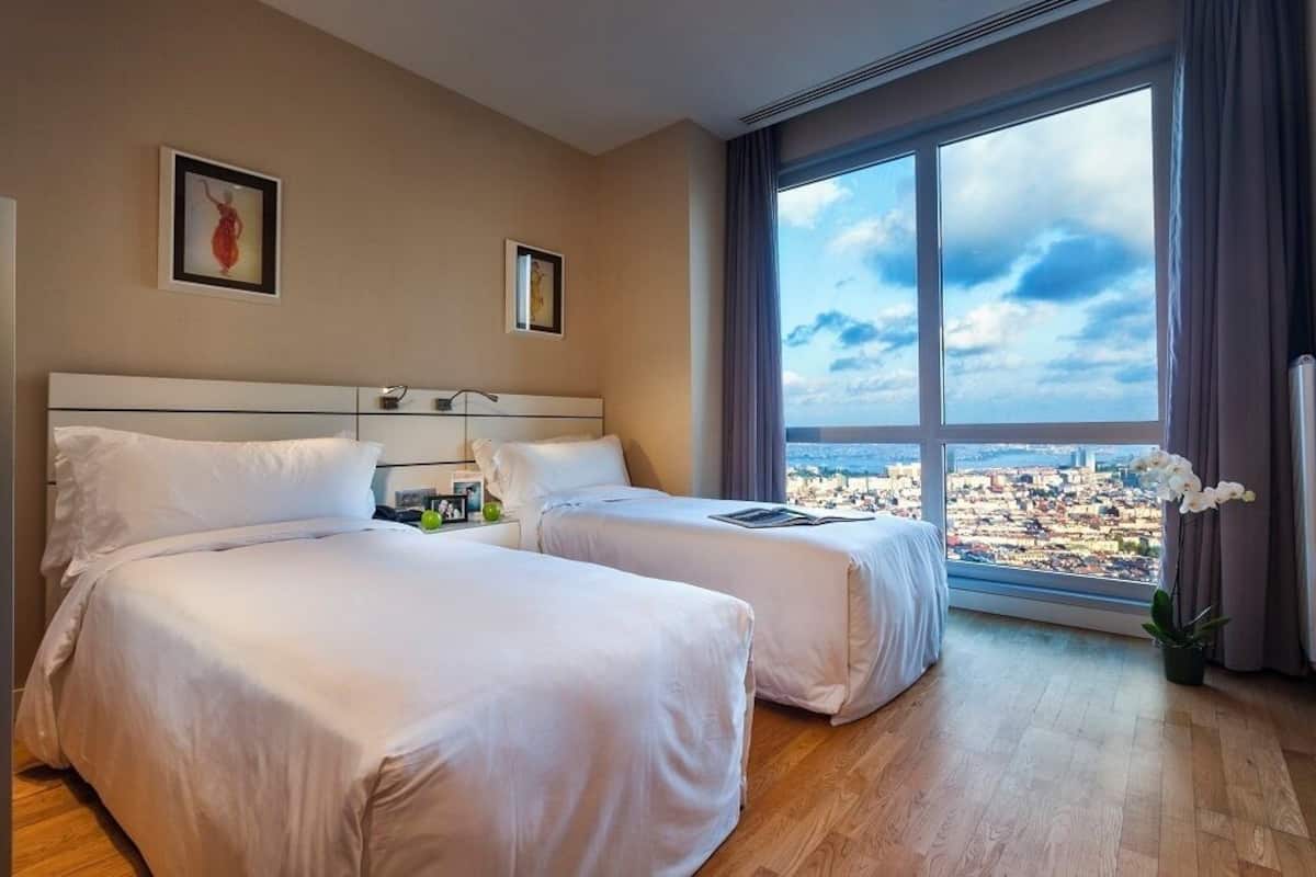 Caja de seguridad en la habitación, muebles diferentes y escritorio