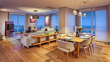 Penthouse, 4 slaapkamers | Een kluis op de kamer, individueel gemeubileerd, een bureau