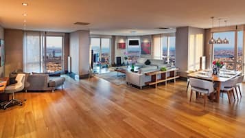 Penthouse, 4 slaapkamers | Een kluis op de kamer, individueel gemeubileerd, een bureau