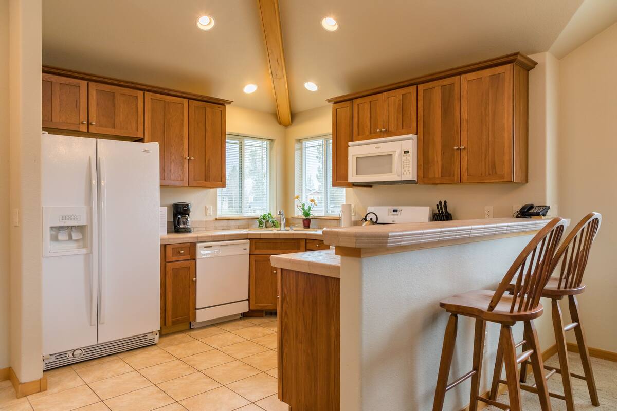 standard house, 3 bedrooms | private kitchen | full-sized fridge, microwave, stovetop, dishwasher