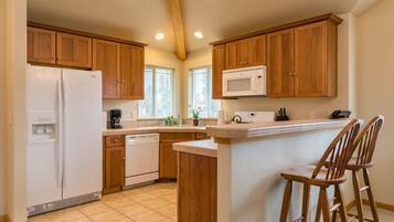 Standard House, 3 Bedrooms | Private kitchen | Full-sized fridge, microwave, stovetop, dishwasher