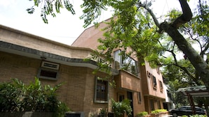 A brick building with a sign reading "Calle 28 Norte 0-34".