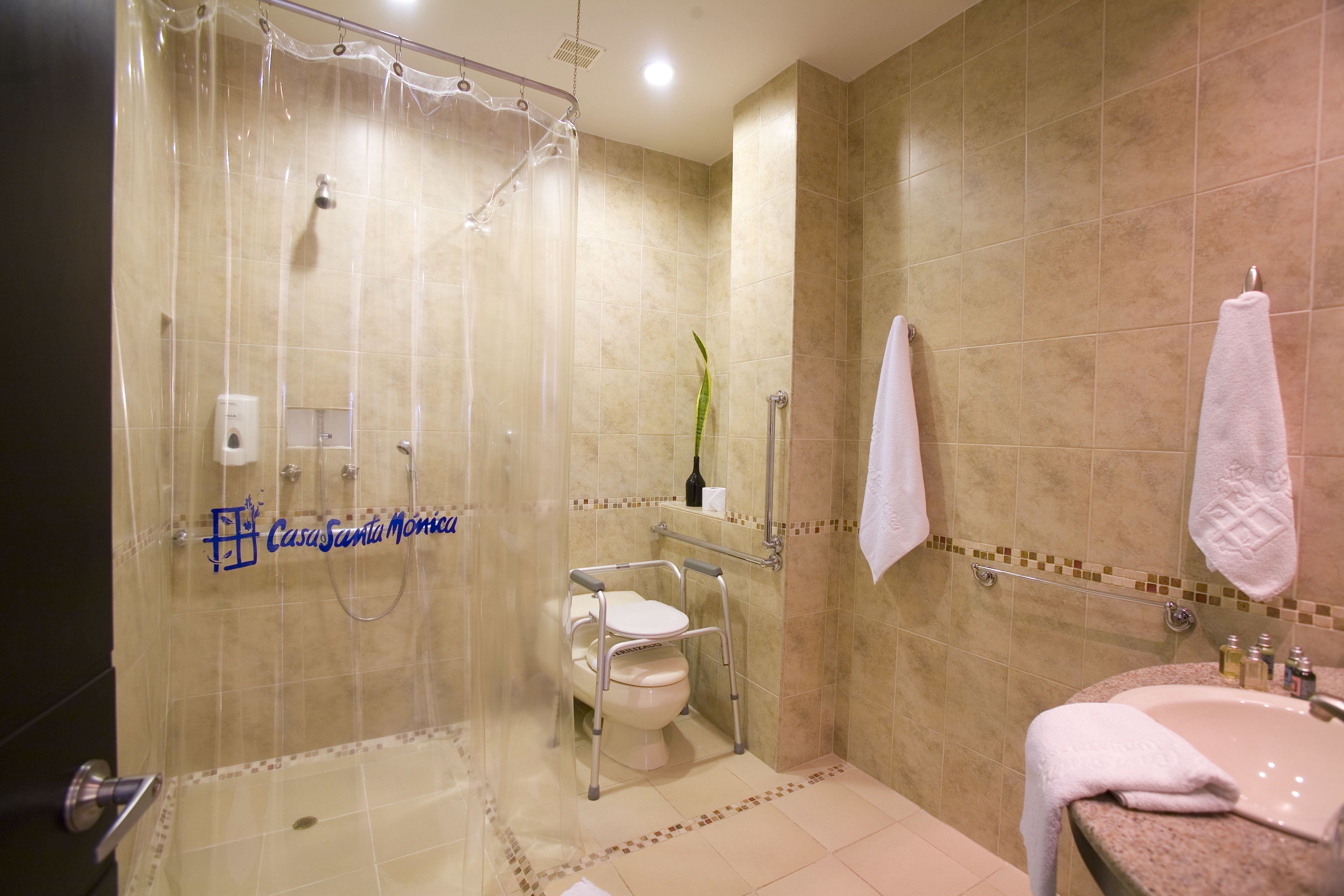 superior double room | bathroom | combined shower/bathtub, free toiletries, hair dryer, towels
