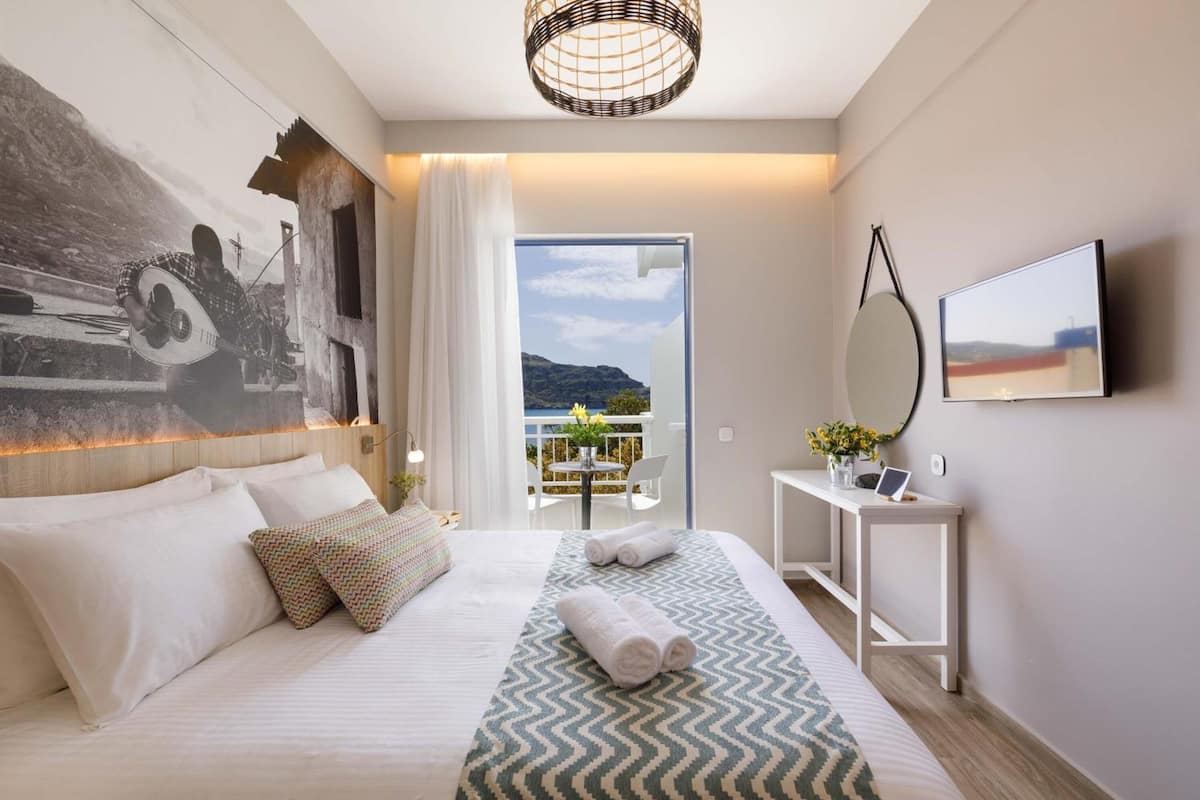 blackout curtains, free wifi, bed sheets