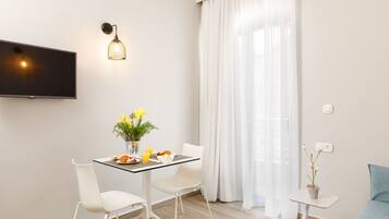 Standard Apartment, 1 Bedroom | Blackout drapes, free WiFi, bed sheets