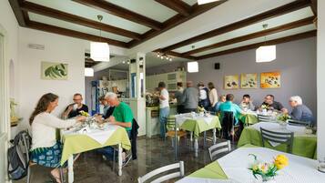 Sudah termasuk sarapan prasmanan setiap hari