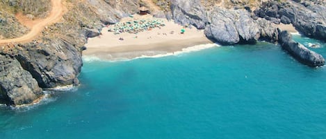 Una spiaggia nelle vicinanze