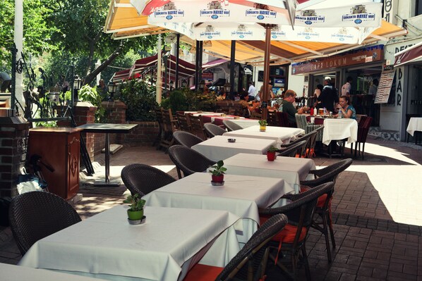 Bar (on property) - Kervan Hotel (Istanbul)