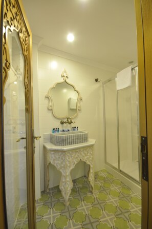 Free toiletries, hair dryer, towels - Kervan Hotel (Istanbul)