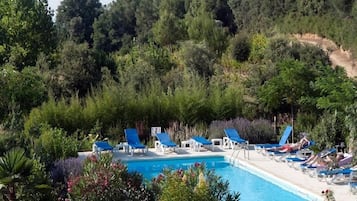 Sæsonbestemt udendørs pool, liggestole