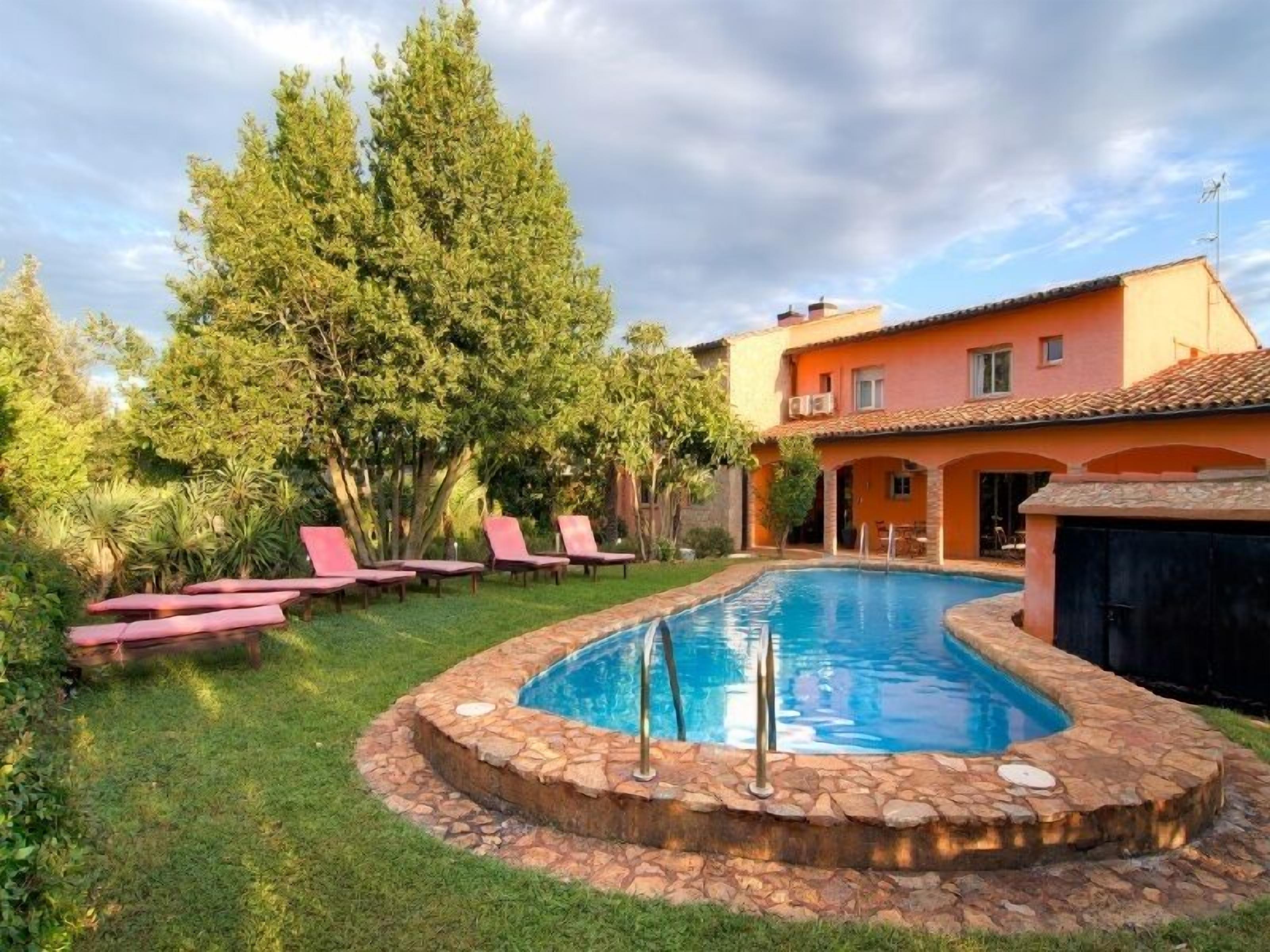 Seasonal outdoor pool, pool loungers