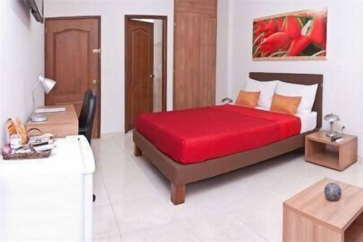 Premium bedding, in-room safe, iron/ironing board (on request)
