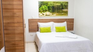 Ropa de cama de alta calidad y caja de seguridad en la habitación