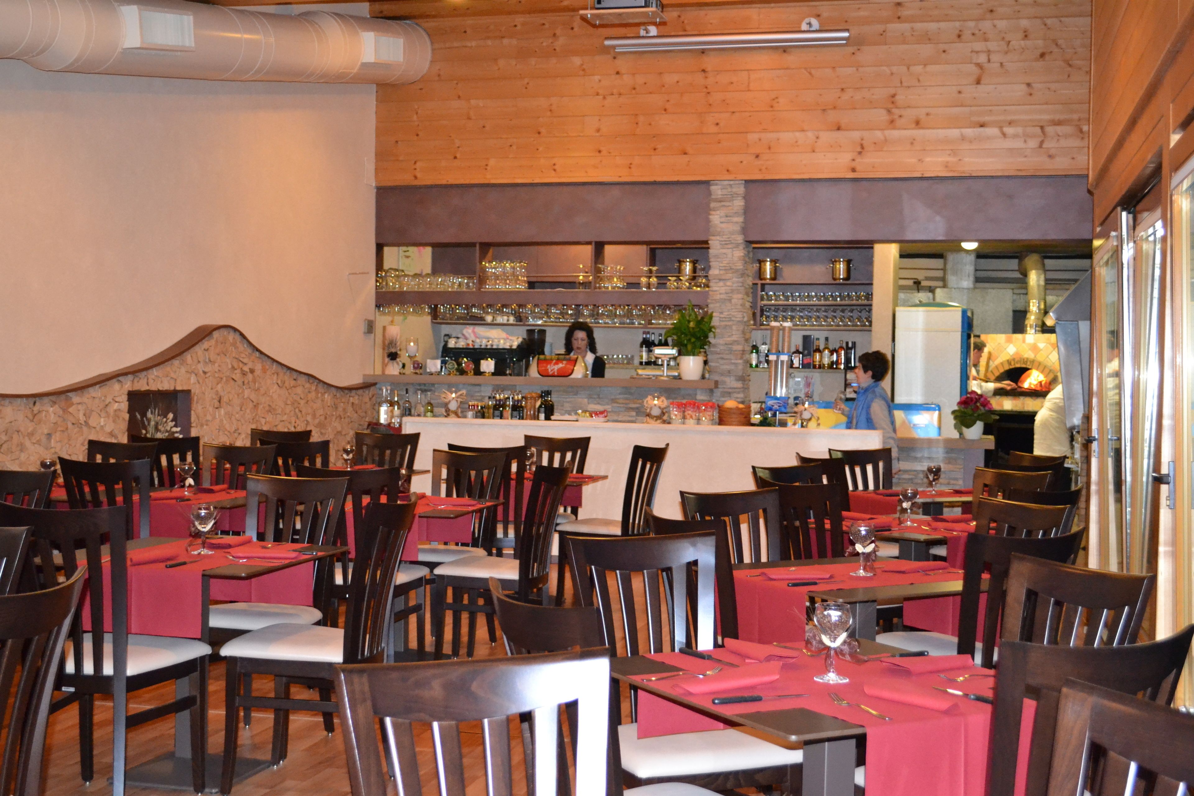 2 restaurants, lunch, dinner served; local cuisine