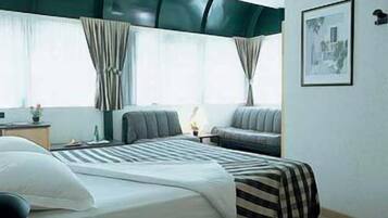 Junior Suite | Minibar, in-room safe, soundproofing, free cribs/infant beds