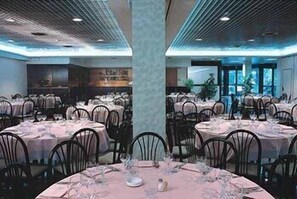 2 restaurants; s'hi serveixen dinars i sopars
