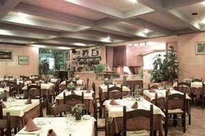 2 restaurants servant le déjeuner et le dßner, plats Cuisine locale