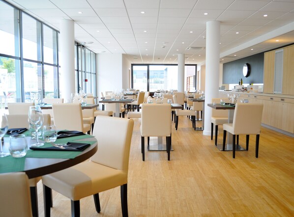 Petit déjeuner, déjeuner et dîner servis sur place, vue sur le jardin