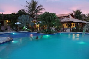 Outdoor pool, open 7 AM to 10 PM, sun loungers - Pousada Surucuá (Bonito)