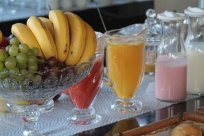 Free daily buffet breakfast - Pousada Surucuá (Bonito)