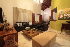 32-inch flat-screen TV with digital channels, TV - Pousada Surucuá (Bonito)