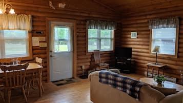 Deluxe Chalet, 1 Bedroom, Jetted Tub | Living area