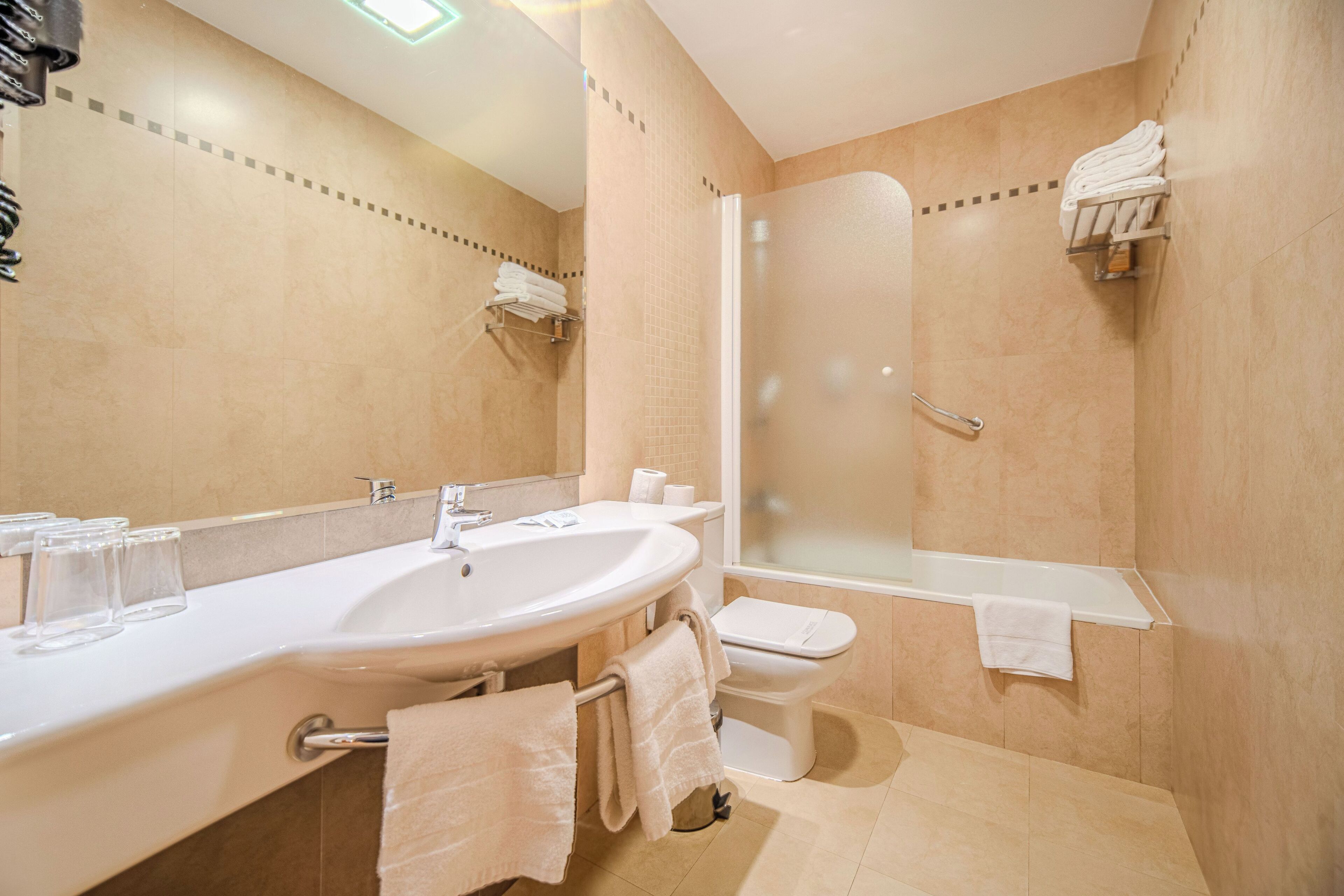 standard triple room | bathroom | combined shower/bathtub, free toiletries, hair dryer, towels
