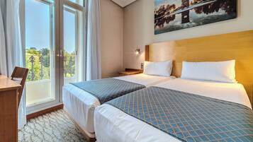 Quarto casal standard | Cofres nos quartos, escrivaninha, quartos à prova de som