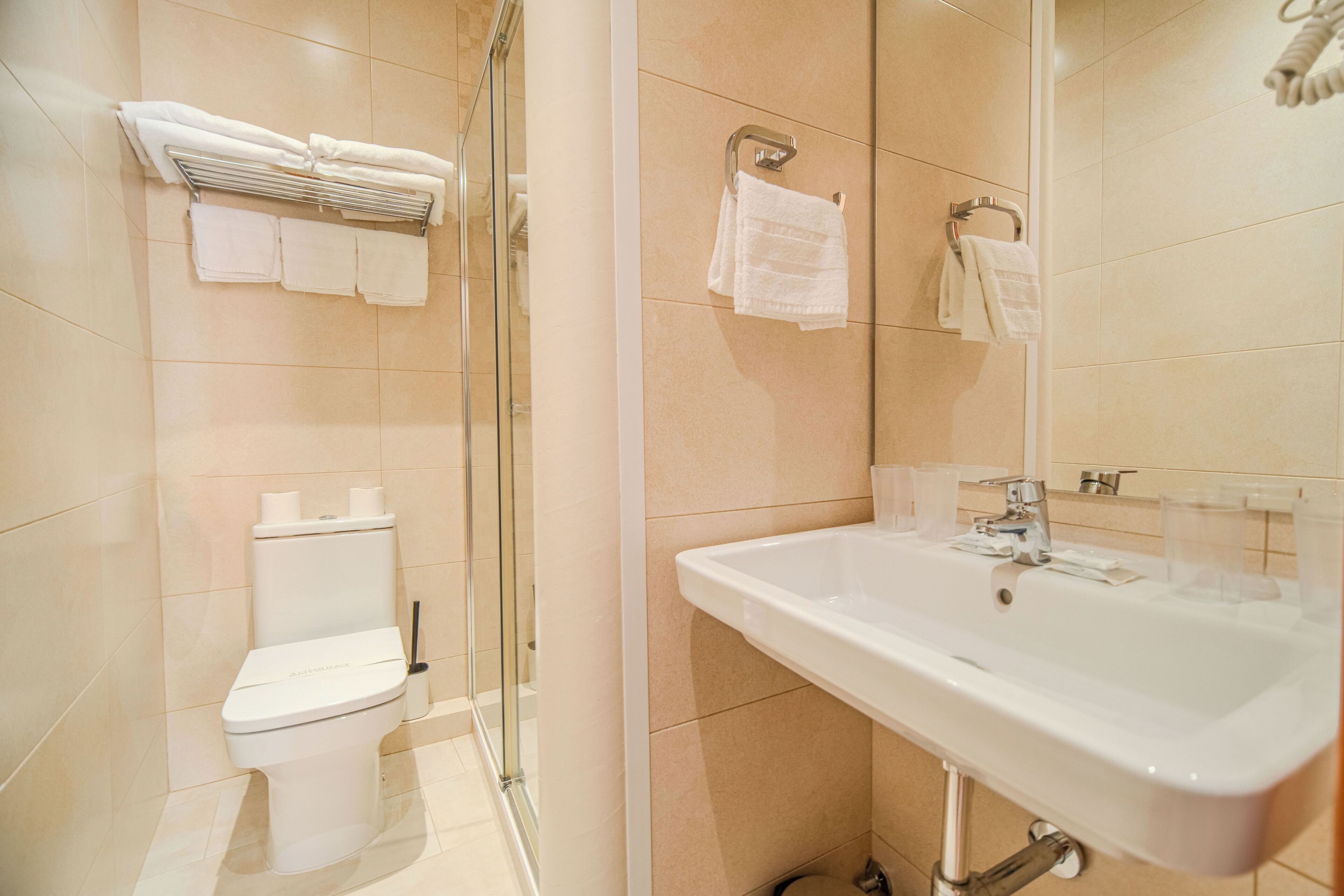family room | bathroom | combined shower/bathtub, free toiletries, hair dryer, towels