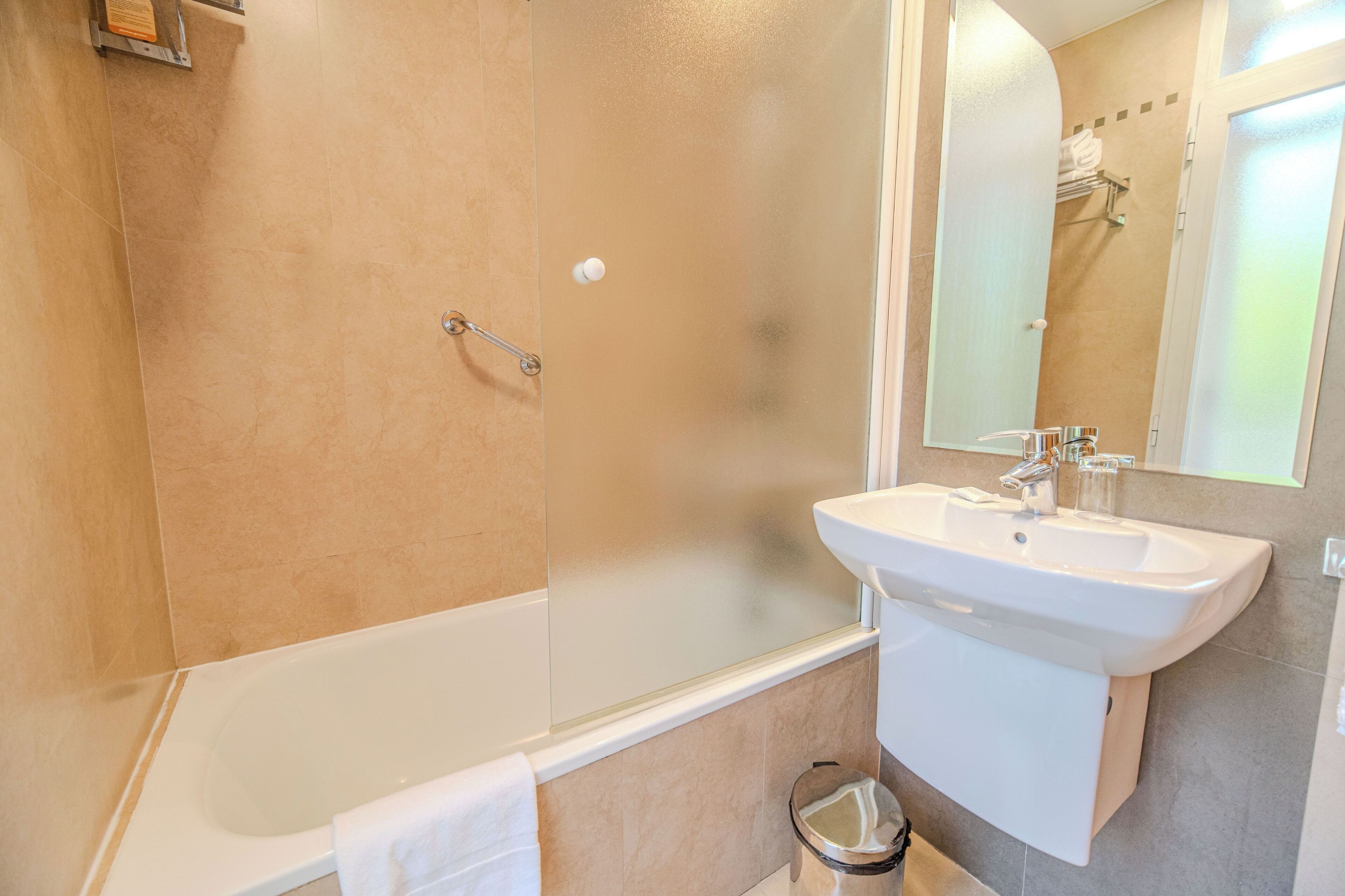 single room | bathroom | combined shower/bathtub, free toiletries, hair dryer, towels